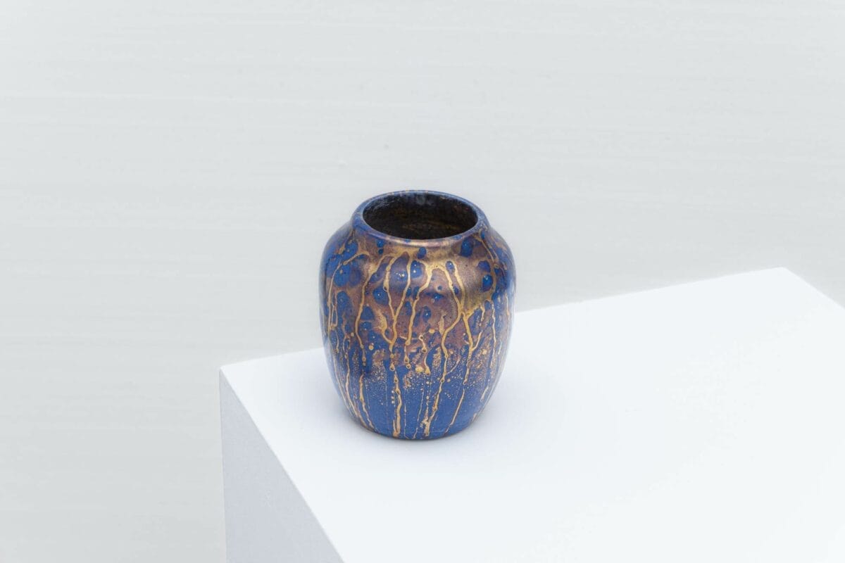 Vase Cha-ire de Leon Pointu à couverte dorée posée par application à la créosote