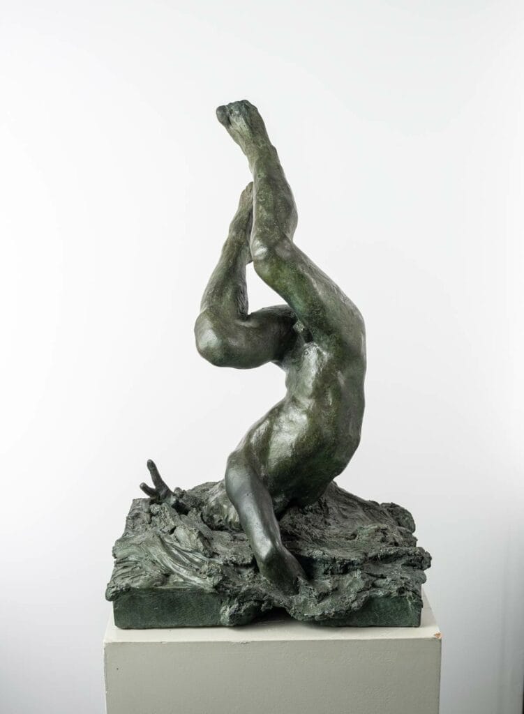 Guy le perse, sculpture représentant la chute d'Icare dans la mer en bronze patiné