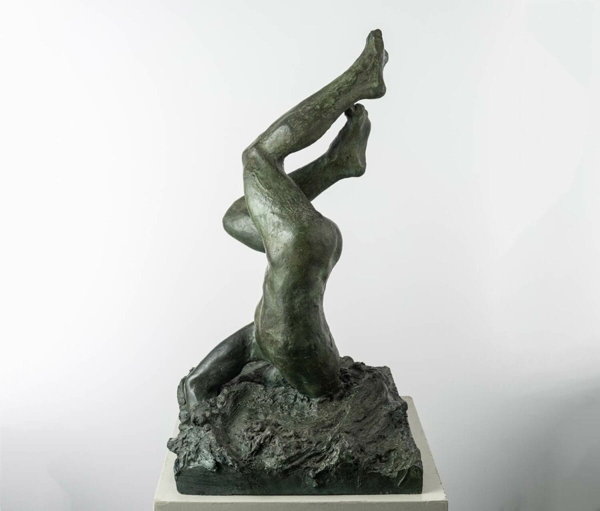 Guy le perse : statue en bronze patiné représentant Icare chutat dans la mer de trois-quart dos