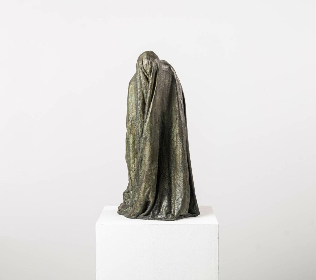 Une sculpture en bronze de Guy Le Perse, intitulée "Ombre Voilée I". Inspirée par la "Divine Comédie" de Dante, cette œuvre représente un hypocrite condamné dans le huitième cercle de l'Enfer.