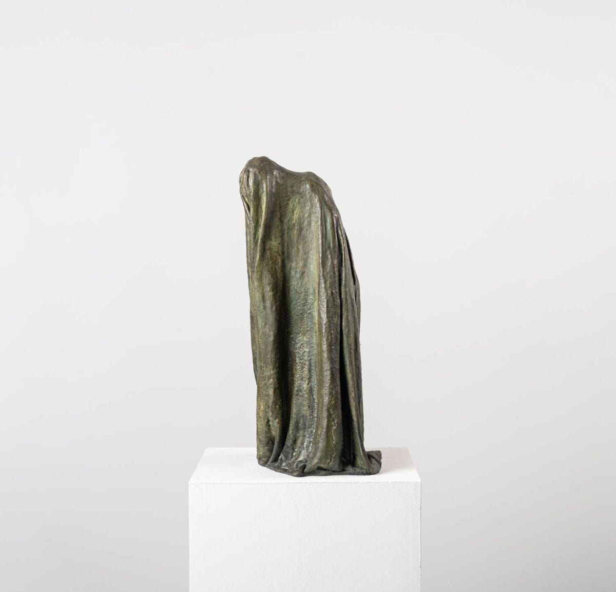 "Ombre Voilée I", une sculpture en bronze par Guy Le Perse, s'inspire de la "Divine Comédie" de Dante pour représenter un hypocrite tourmenté dans le huitième cercle de l'Enfer.