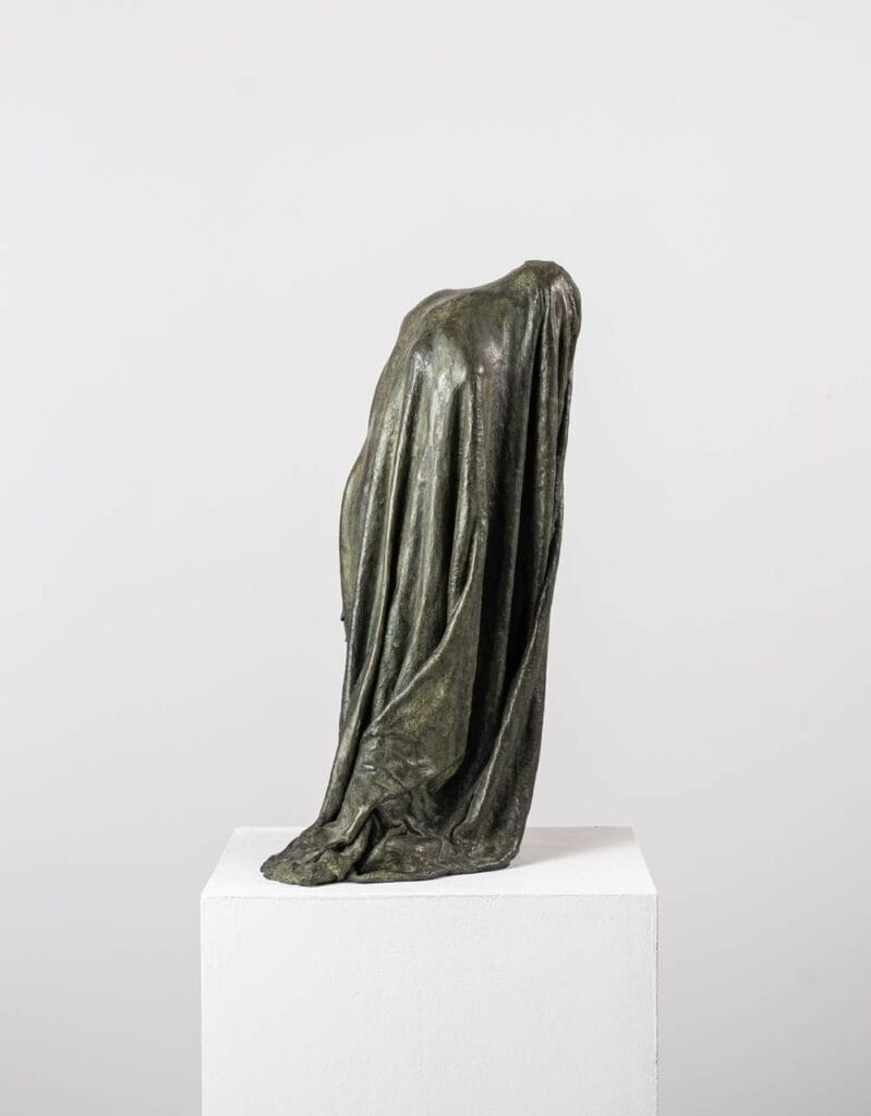 Œuvre de Guy Le Perse, "Ombre Voilée I" est une sculpture en bronze qui s'inspire de la "Divine Comédie" de Dante, représentant un hypocrite châtié dans le huitième cercle de l'Enfer.