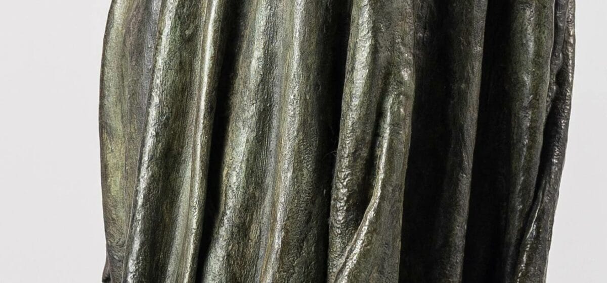 Dans sa sculpture en bronze intitulée "Ombre Voilée I", Guy Le Perse s'inspire de la "Divine Comédie" de Dante pour représenter un hypocrite puni dans le huitième cercle de l'Enfer.