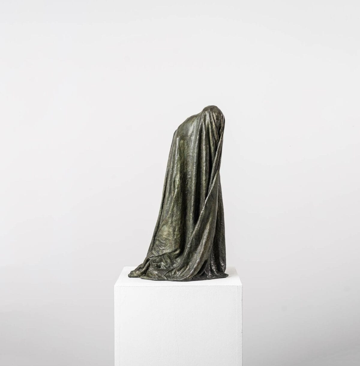 "Ombre Voilée I" est une œuvre en bronze de Guy Le Perse, tirant son inspiration de la "Divine Comédie" de Dante, figurant un hypocrite condamné dans le huitième cercle de l'Enfer.