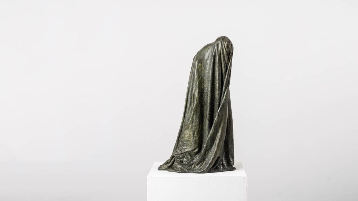 Guy Le Perse a créé "Ombre Voilée I", une sculpture en bronze, inspirée par la "Divine Comédie" de Dante, illustrant un hypocrite tourmenté dans le huitième cercle de l'Enfer.