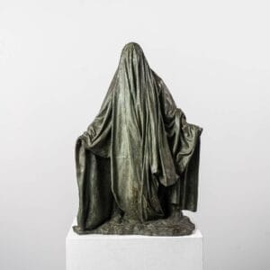 "Ombre voilée II", une sculpture en bronze de Guy Le Perse, représente un personnage voilé avec les bras écartés. Cette pièce s'inspire des hypocrites dans la Divine Comédie de Dante.