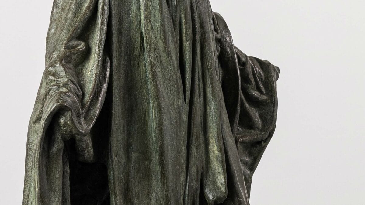 "Ombre voilée II", sculpture en bronze créée par Guy Le Perse, dépeint un personnage voilé les bras écartés. Elle est inspirée des hypocrites dans la Divine Comédie de Dante.