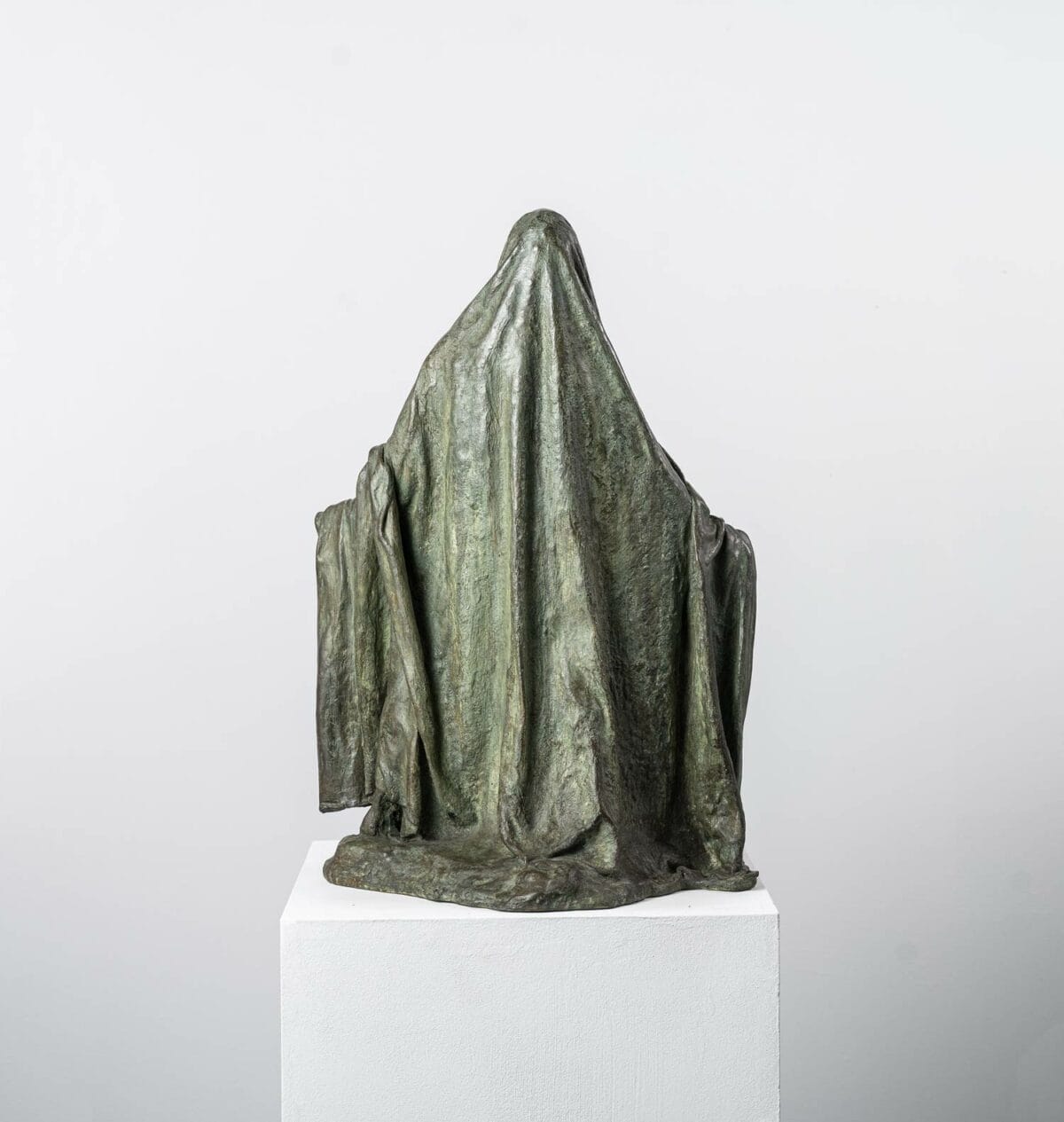 La sculpture en bronze de Guy Le Perse intitulée "Ombre voilée II" représente un personnage voilé les bras écartés. Inspirée des hypocrites de la Divine Comédie de Dante.