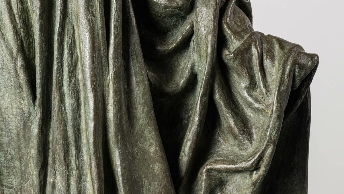 La sculpture en bronze de Guy Le Perse, "Ombre voilée II", représente un personnage voilé les bras étendus. Inspirée par les hypocrites de la Divine Comédie de Dante.