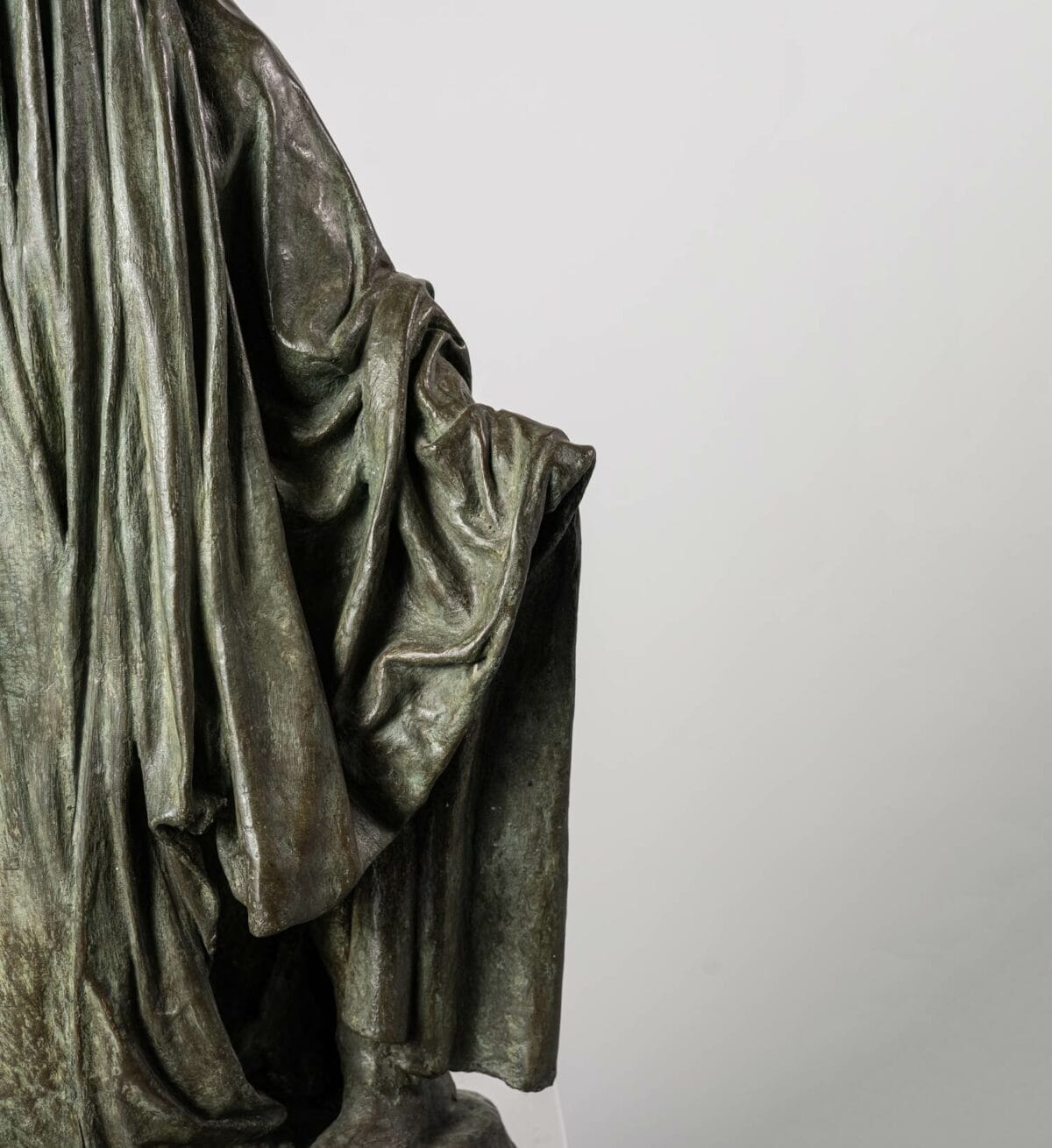 Créée par Guy Le Perse, la sculpture en bronze "Ombre voilée II" dépeint un personnage voilé les bras écartés. Elle est inspirée des hypocrites de la Divine Comédie de Dante.