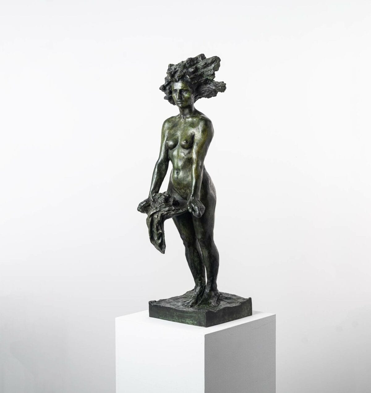 Statuette en bronze représentant Salomé nue portant la tête de Saint Jean-Baptiste.