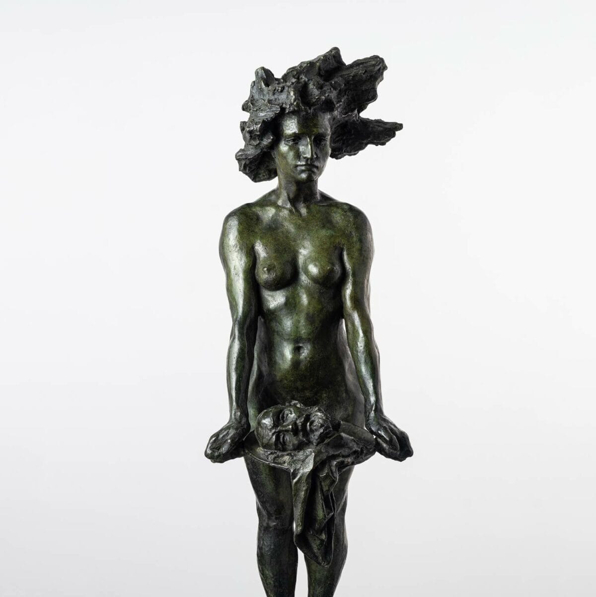 Sculpture en bronze de Salomé par Guy Le Perse, sculpteur français influencé par les grands mythes et la Bible. Guy Le Perse puise également son inspiration chez Rodin et Michel-Ange.