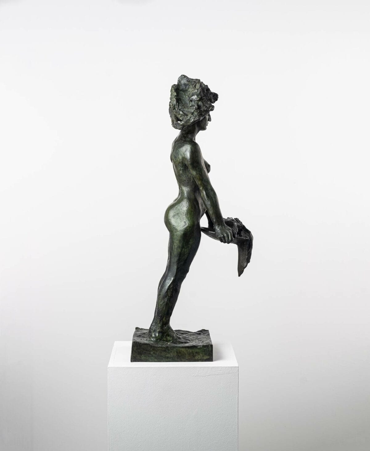 Salomé en bronze par Guy Le Perse, un sculpteur français dont l'inspiration provient des grands mythes et de la Bible. Il s'inspire également de Rodin et Michel-Ange.