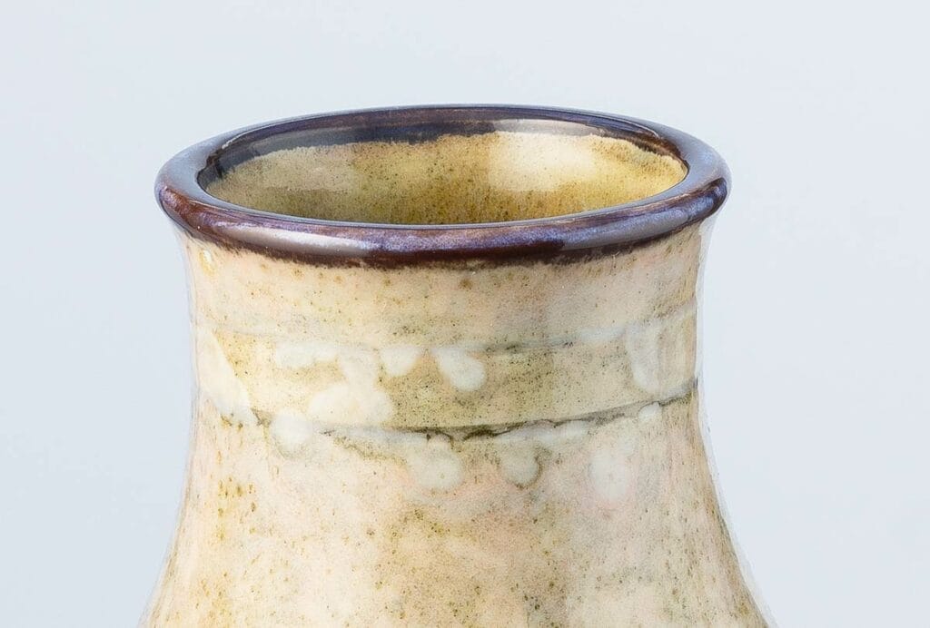 Détail du vase en grès à couverte brune avec la lèvre brun noir caractéristique de l'oeuvre d'Emile Decoeur