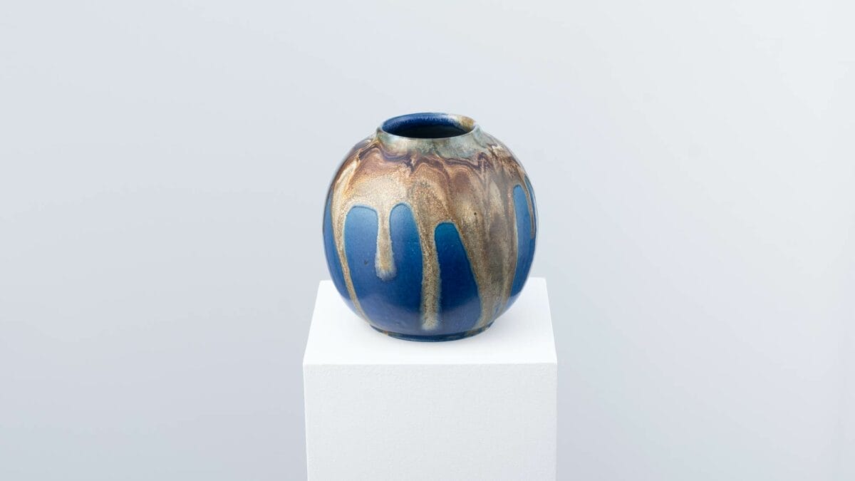 Jean Pointu vase bleu à fourrure de lièvre école de Jean Carries