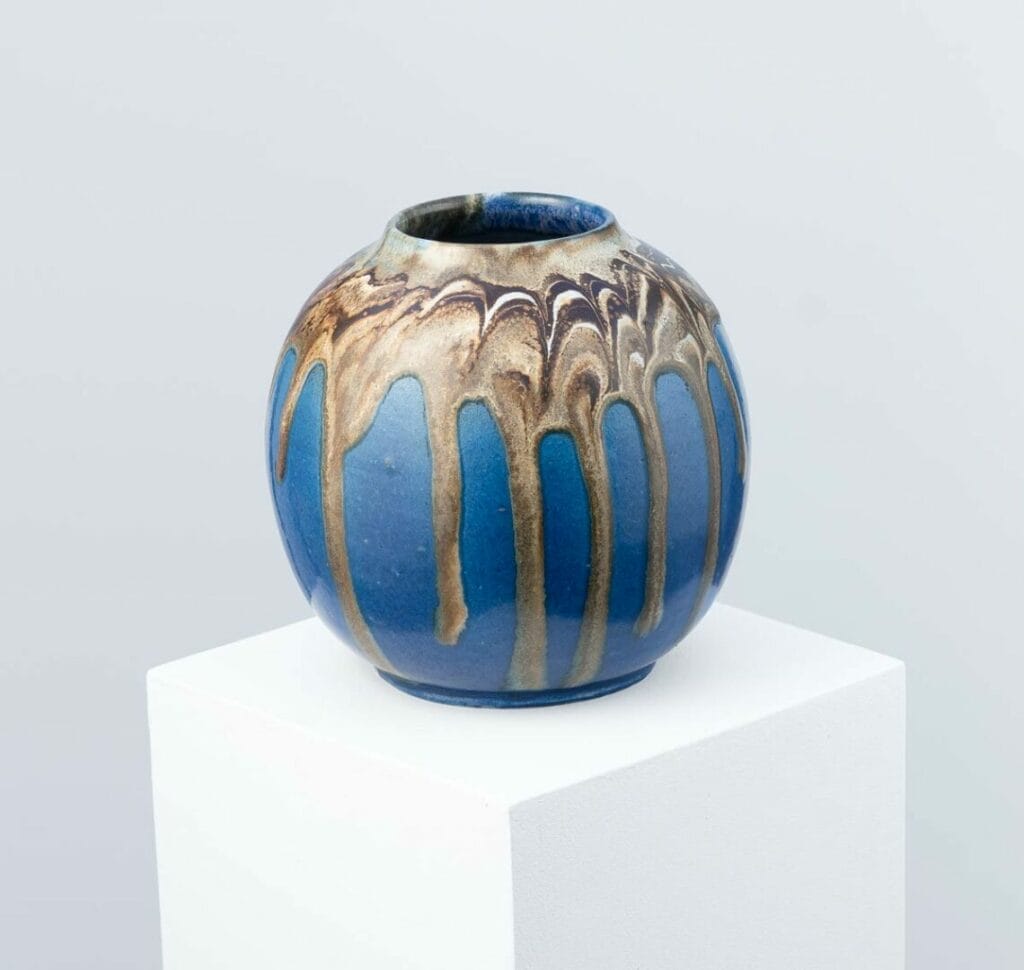 Jean Pointu - céramique art nouveau, vase boule bleu à glaçure fourrure de lièvre