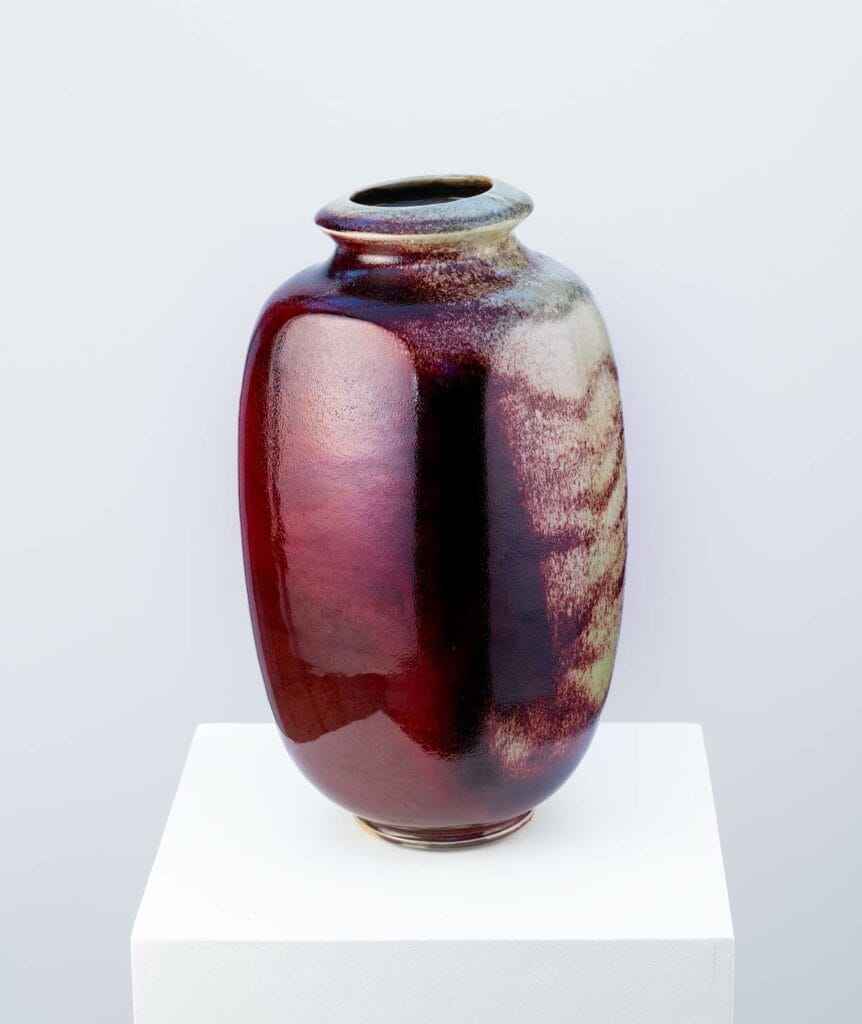 Vase sur talon en forme de bourrelet, panse à quatre pans, épaule et col courts . Email sang-de-boeuf tigré gris-beige