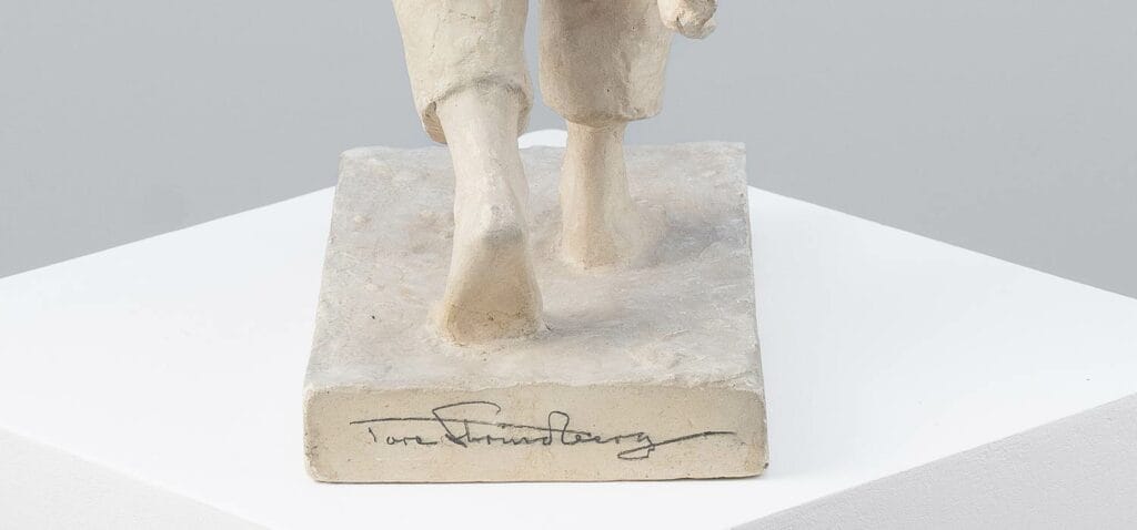 tore strindberg détail de la signature de Tore Strindberg sculpteur de cette épreuve en platre le semeur