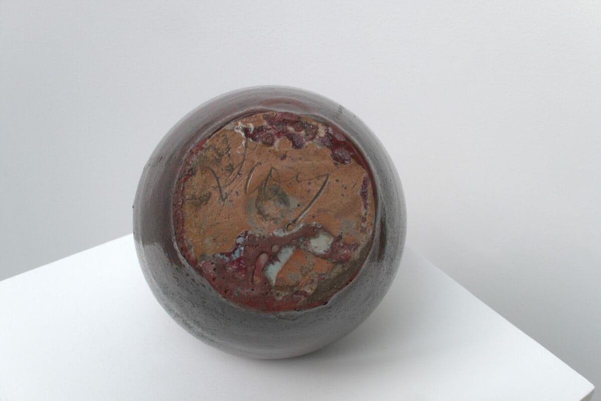 Vase en grès à couverte rouge par Eugène Lion céramiste de l'école de Carriès. Japonisme et Wabi-Sabi se dégage de ce vase de Puisaye