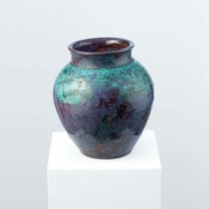 Vase en grès avec émail rouge et vert-de-gris par Eugène Lion, céramiste de l'école de Carriès. L'influence du Japonisme et l'esthétique Wabi-Sabi se révèlent dans cette pièce réalisée à Saint-Amand-en-Puisaye.
