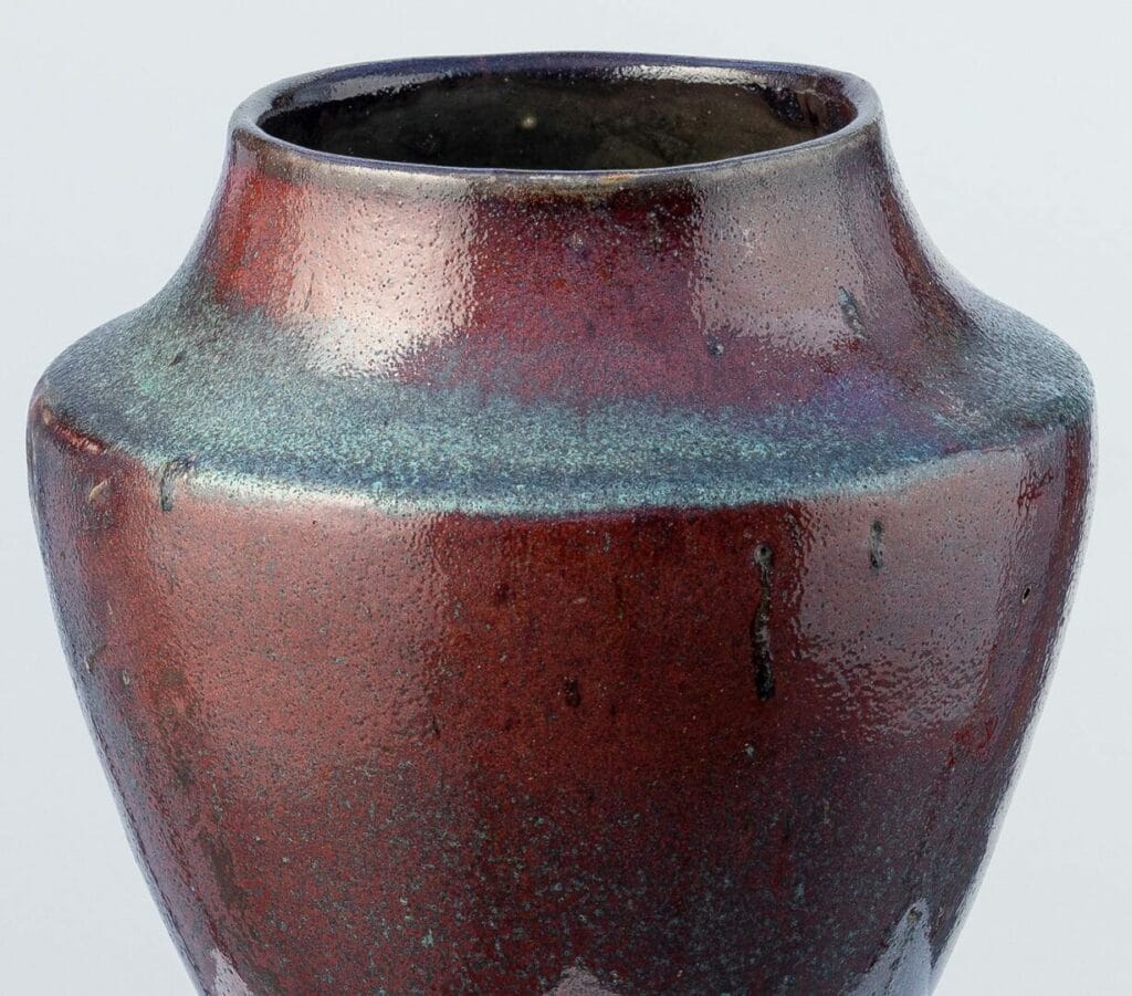 Vase en grès rouge lie-de-vin, de forme balustre, par Eugène Lion, céramiste de l'école de Jean Carriès. Ce vase de Puisaye-en-Velay reflète des influences de Japonisme et de Wabi-Sabi.