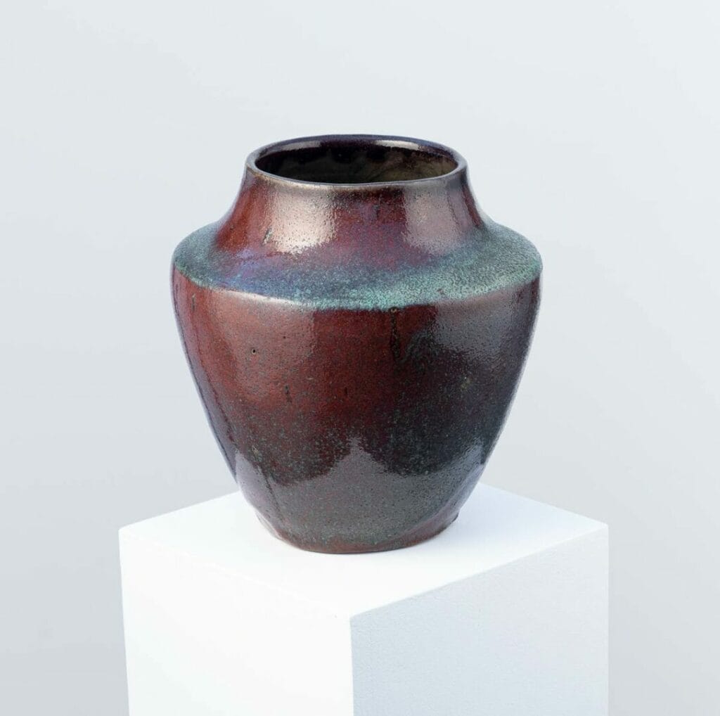 Vase en grès de forme balustre à émail rouge lie-de-vin, réalisé par Eugène Lion, de l'école Jean Carriès. Le Japonisme et le Wabi-Sabi émanent de cette œuvre produite à Puisaye-en-Velay.