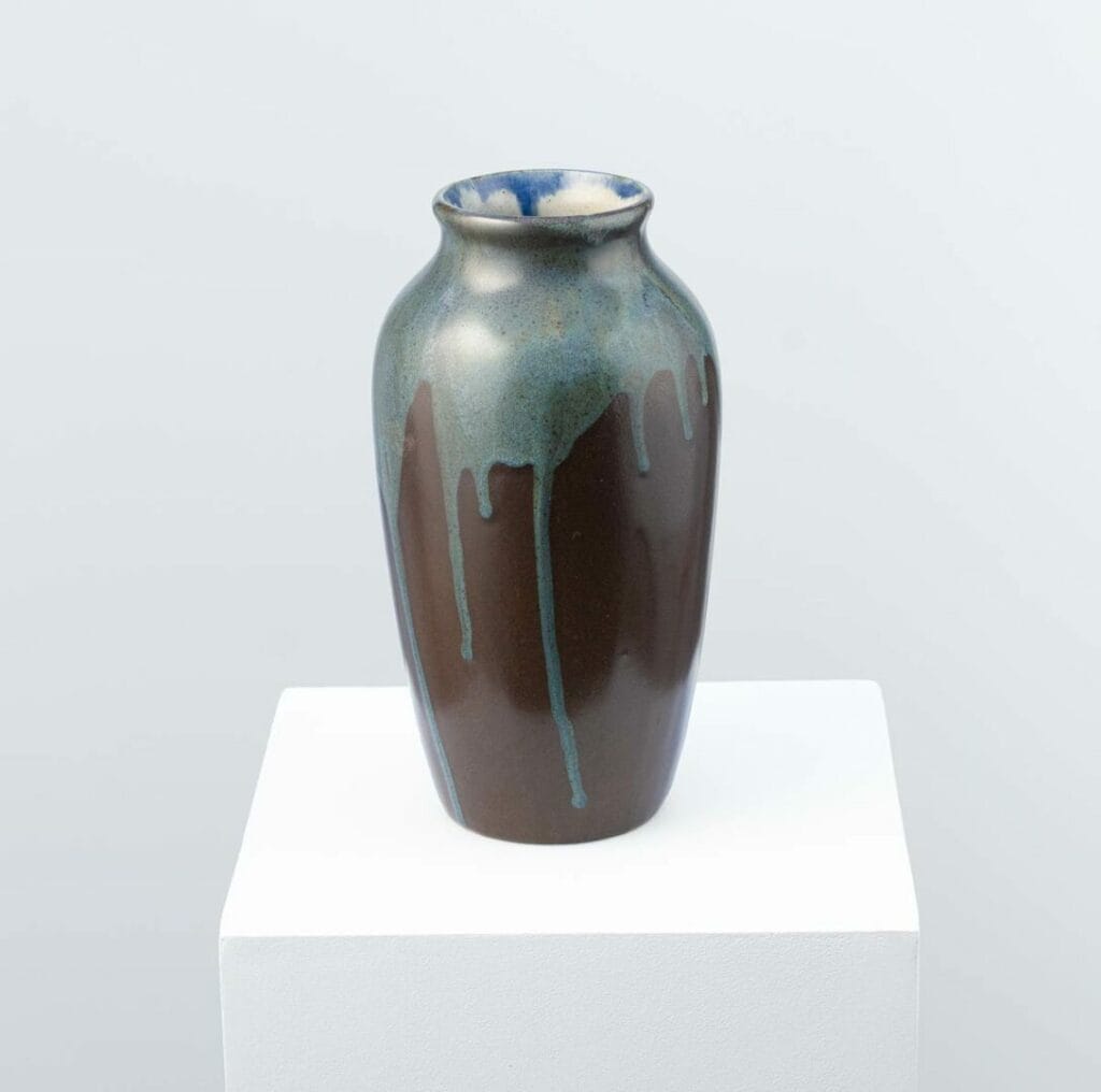 Vase signé Léon Pointu, années 1920, avec col fin et coulures bleues vers l'intérieur.
