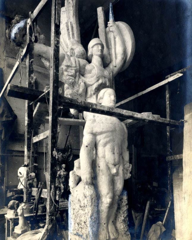 Photographie de la sculpture du groupe sculpté principal du monument à la victoire d'Orléans par Charles Malfray