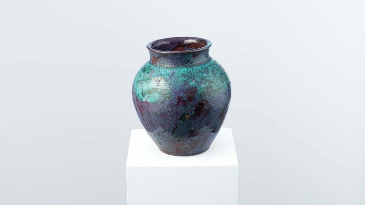 Stoneware vase with red and greenish-grey glaze, created by Eugène Lion, ceramist of the Carriès school. Japonism and the Wabi-Sabi aesthetic are evident in this work from Saint-Amand-en-Puisaye.