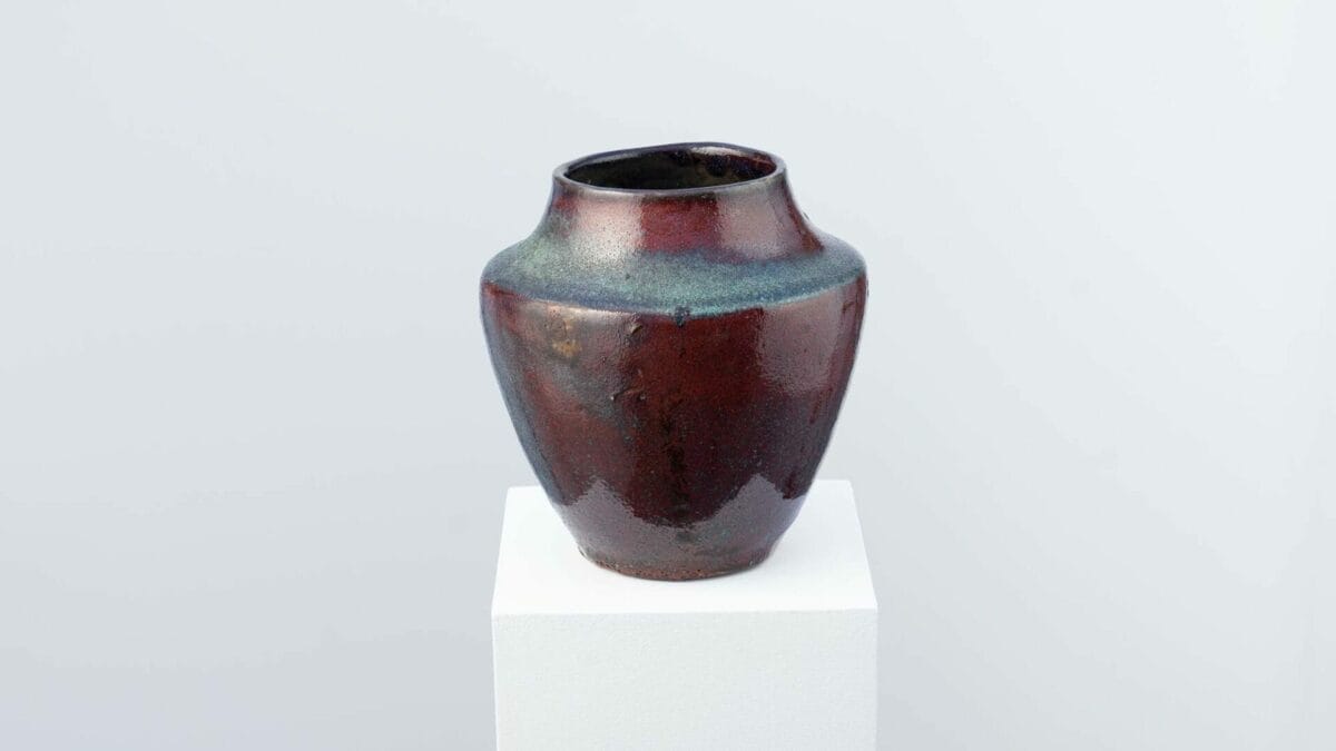 A red-glazed stoneware vase by Eugène Lion, a Carriès school ceramist, reflecting Japonism and Wabi-Sabi, made in Puisaye.