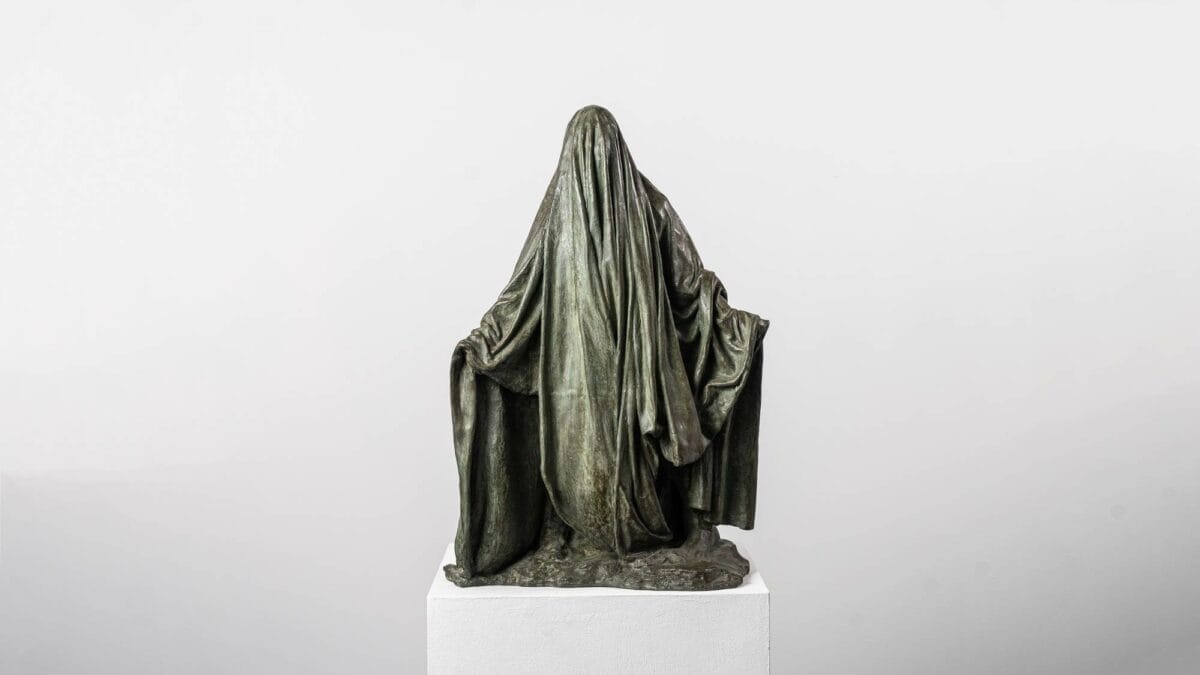 This bronze sculpture, "Veiled Shadow II," crafted by Guy Le Perse, takes inspiration from Dante's Divine Comedy. It illustrates the hypocrites placed in the sixth trench of the eighth circle of Hell, designated for fraudsters.