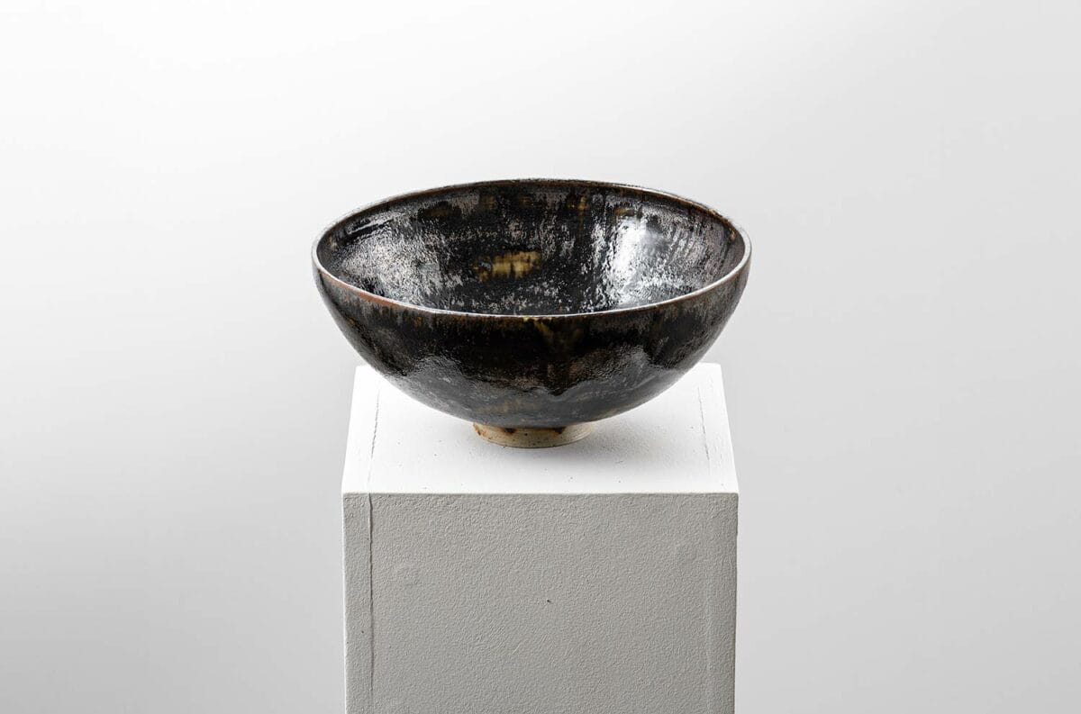 Coupe sur talon à couverte brune argentée par le céramiste Auguste Delaherche