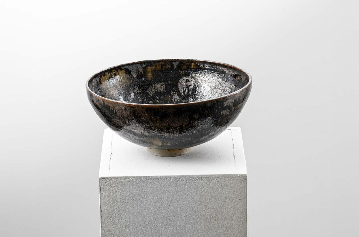 Coupe sur talon à couverte brune argentée par le céramiste Art Nouveau Auguste Delaherche