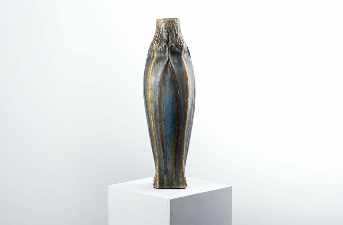 Grand vase Art Nouveau à motifs végétaux – Image 4