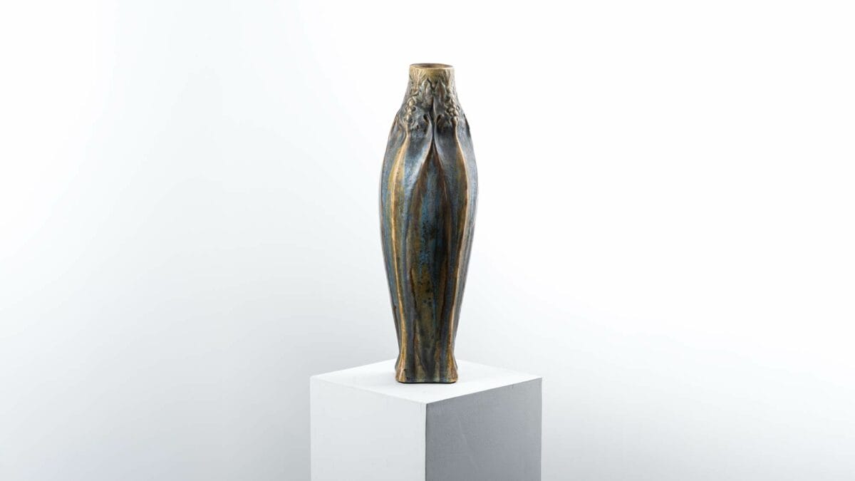 Grand vase Art Nouveau à motifs végétaux